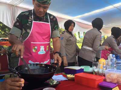 Dandim 0301 Pekanbaru Letkol Inf Andri Sulistiawan dalam lomba memasak menggunakan kompor induksi pada HUT Kota Pekanbaru di Kantor MPP Pekanbaru.