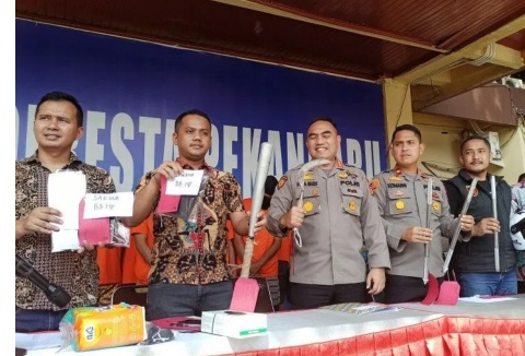 Kepala Polresta Pekanbaru, Kombes Polisi Pria Budi saat ekspos pelaku begal yang merupakan anggota geng motor (foto/Antara)