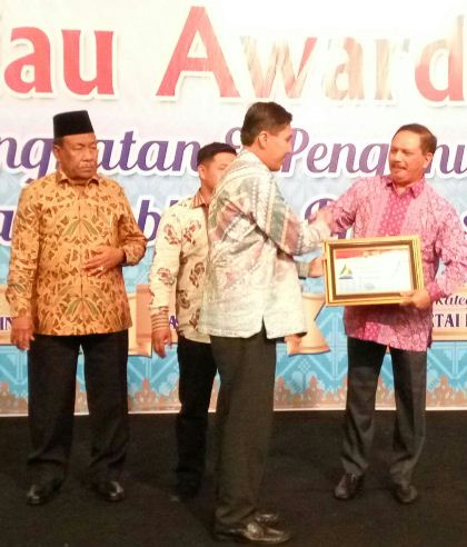 Sekdakab Inhil H Said Syarifuddin menerima penghargaan