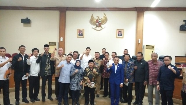 Anggota Komisi  IV DPR RI foto bersama di ruang rapat Kenanga kantor Gubernur Riau, Kamis (7/11/2019).
