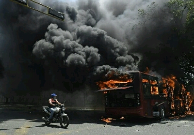 Bus pemerintahan yang dibakar saat berntrokan.
