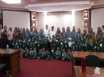 Siswa TK dan SD Al-Azhar 54 Pekanbaru kunjungan ke Pemerintah Provinsi Riau.
