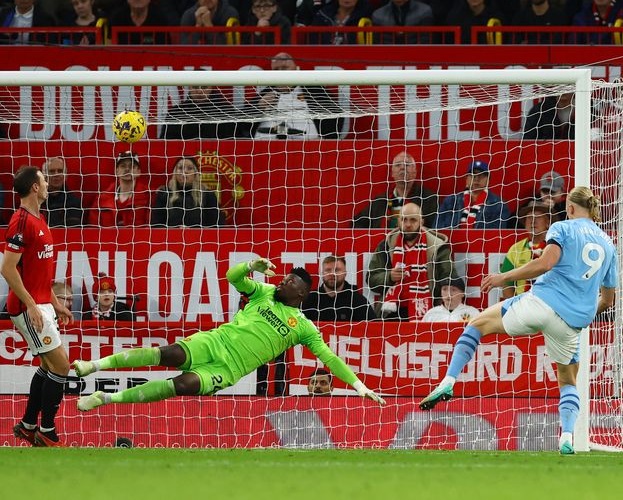Manchester City berpesta di Old Trafford. Foto: REUTERS/MOLLY DARLINGTON