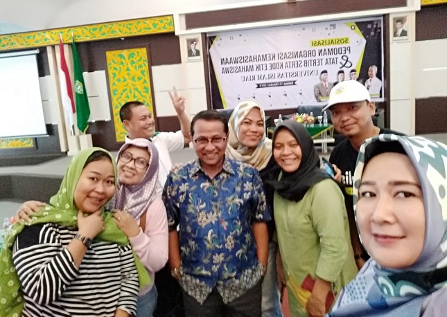 Kabag Humas dan Protokoler UIR Syafriadi bersama wartawan yang berhimpun di Forum Jurnalis Perempuan Riau.