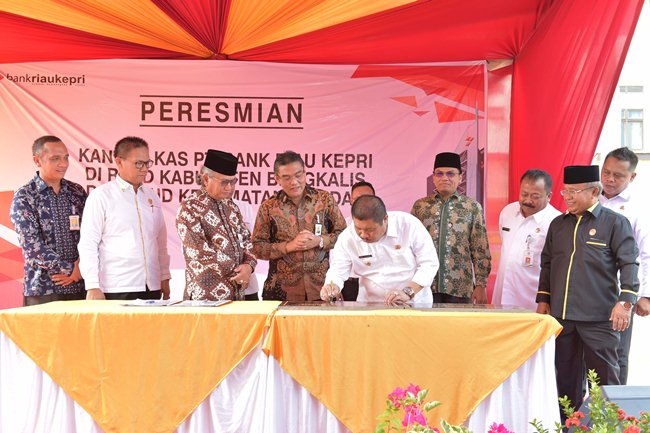  Bupati Bengkalis, Amril Mukminin menandatangani dua prasasti peresmian dua Kantor Kas Bank Riau Kepri yaitu Kantor Kas di lingkungan RSUD Kecamatan Mandau dan Kantor Kas di RSUD Kabupaten Bengkalis, Rabu (16/5/2018).