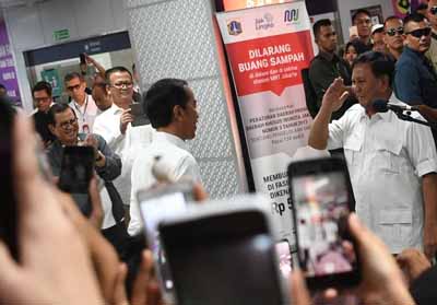 Ketua Umum Partai Gerindra Prabowo Subianto (kanan) memberi hormat kepada Presiden Joko Widodo (kiri)