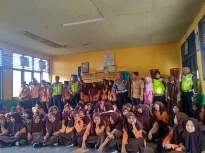 Unit lantas Polsek Bangko berfoto bersama siswa-siswi SMPs Muhammadiyah usai memberikan pemaparan terkait aturan berlalu lintas.