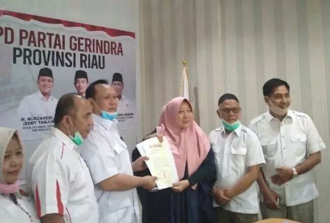 Pasangan Siti Aisyah-Agus Riyanto menerikam SK dukungan dari Partai Gerindra.