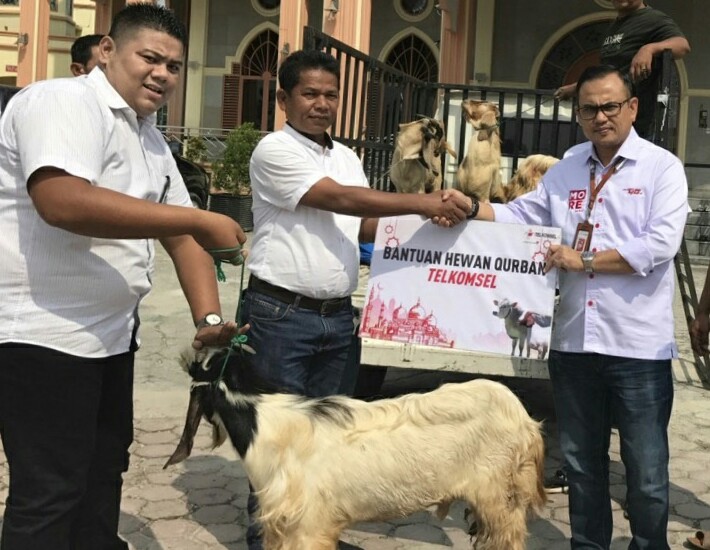 General Manager Sales Regional Sumbagteng - Ihsan, memberikan secara langsung bantuan hewan kurban kepada panitia penerimaan hewan qurban di Masjid Raya Nurussalam kota Pekanbaru   