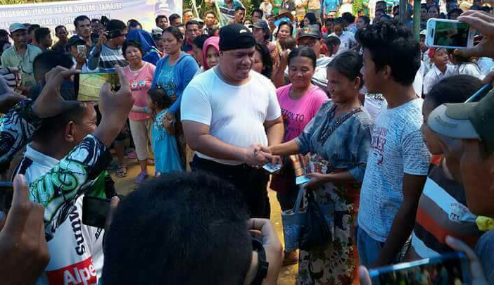 Bupati Inhu H Yopi Arianto SE saat menyerahkan E-KTP kepada warganya.