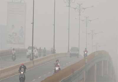 Kabut asap pekat masih selimuti Pekanbaru sehingga Pekanbaru ditetapkan Darurat Pencemaran Udara.