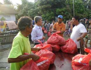 Paket bantuan bahan makanan yang diserahkan PT SPR kepada warga di Kelurahan Air Tiris, Kampar