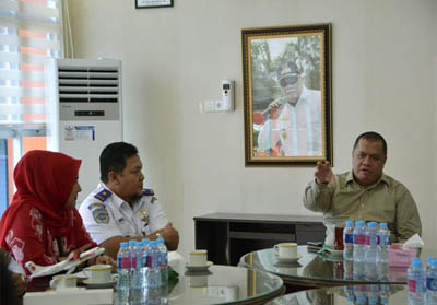 Ka. Bandara Japura saat melakukan pertemuan dengan Bupati Inhu H. Yopi Arianto SE. 
