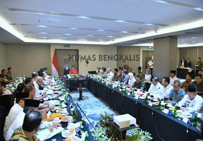  Rapat terbatas Bupati Bengkalis Amril Mukminin bersama Presiden RI, di Wilayah Provinsi Riau, di Hotel Novotel, Pekanbaru, Senin (16/9/2019).