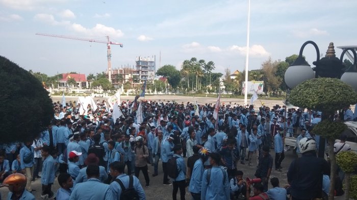 Aksi demo mahasiswa UR. Foto tribunpekanbaru