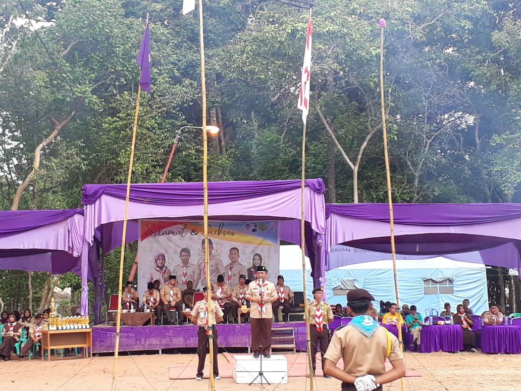 Bupati Pelalawan sekaligus Kamabicab Pelalawan HM Harris saat memberikan sambutan dalam Penutupan Perkemahan Wisata dan Budaya Se Riau di wisata Danau Kajuik, Minggu (27/1).