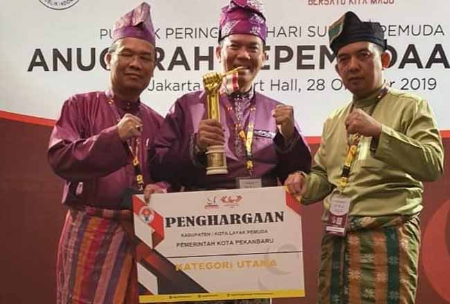 Walikota Pekanbaru Dr Firdaus MT menerima penghargaan dari Pemerintah Pusat setelah Kota Pekanbaru dinobatkan sebagai Kota Layak Pemuda. 