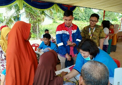 Unit Manager Comm Relations & CSR Pertamina RU II Didi Andrian Indra Kusuma meninjau pengobatan gratis di kantor lurah Tanjung Palas.