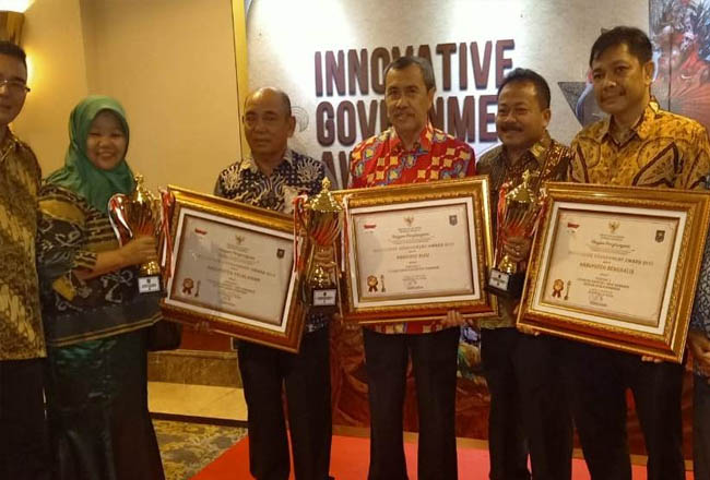 Gubernur H Syamsuar bersama penerima IGA 2019 dari Provinsi Riau di Jakarta, Senin, 7 Oktober 2019.