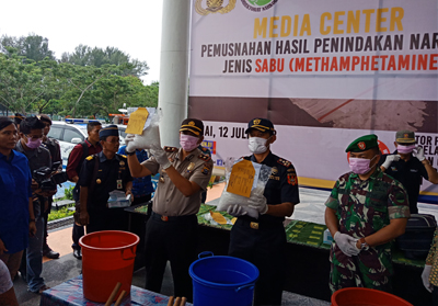 BC Dumai musnahkan 5,1 kilogram sabu dengan cara dilarutkan kedalam air lalu di buang ke septic tank. FOTO: Bambang