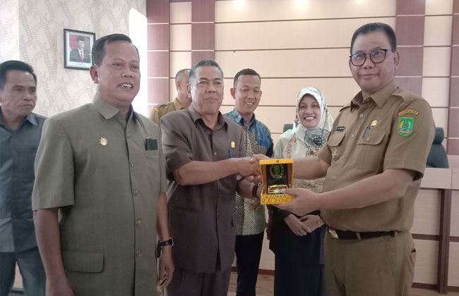 Ketua Komisi V DPRD Riau, Edi A Mohd Yatim S Sos MSi memberikan cendra mata kepada Bupati Suyatno.
