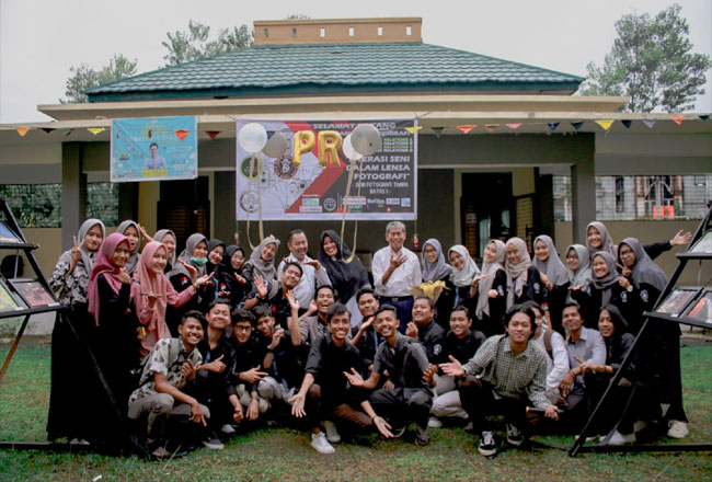 Foto bersama Mahasiswa Ilmu Komunikasi Universitas Islam Negeri (UIN) Sultan Syarif Kasim (Suska) Riau pada pameran foto.