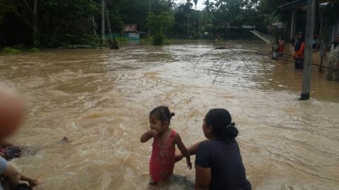 Korban banjir terlihat berendam saat banjir melanda Kuantan Hilir Seberang.