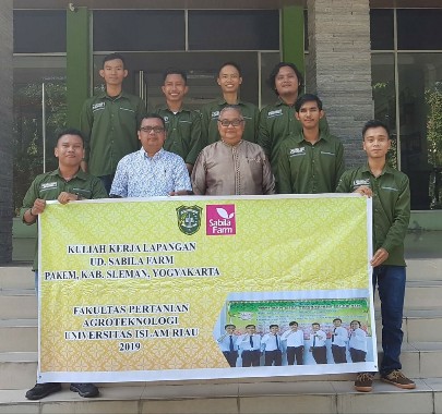 Dekan Faperta UIR Dr Ujang Paman Ismail bersama mahasiswa PKL