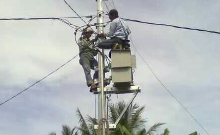 Petugas PLN sedang memasang instalasi dan Trafo di Pulau Padang