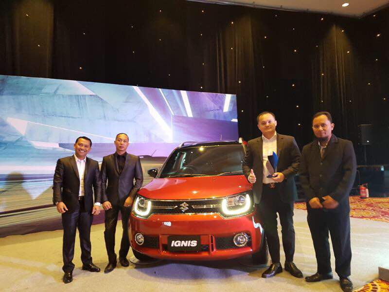 Manajemen Suzuki SBT Pekanbaru foto bersama saat launching Ignis di Jakarta