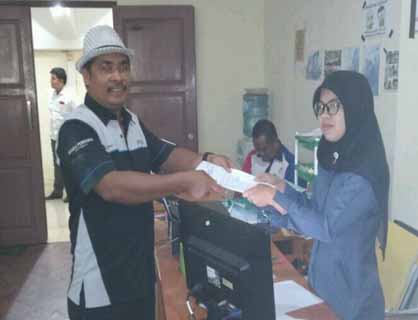 Salah satu kandidat calon Ketum KONI Pelalawan, Rommel S, tengah menerima berkas pendaftaran pencalonan Ketum KONI Pelalawan