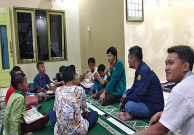  Mahasiswa KKN UMRI didik anak dalam program Perbaiki bacaan dan tilawah Al-Qur’an (PERBAN). 