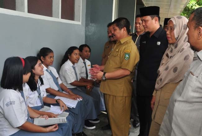 Bupati Bengkalis Amril Mukminin berdialog dengan peserta didik ketika berkunjung ke SMA Negeri 2 Mandau.