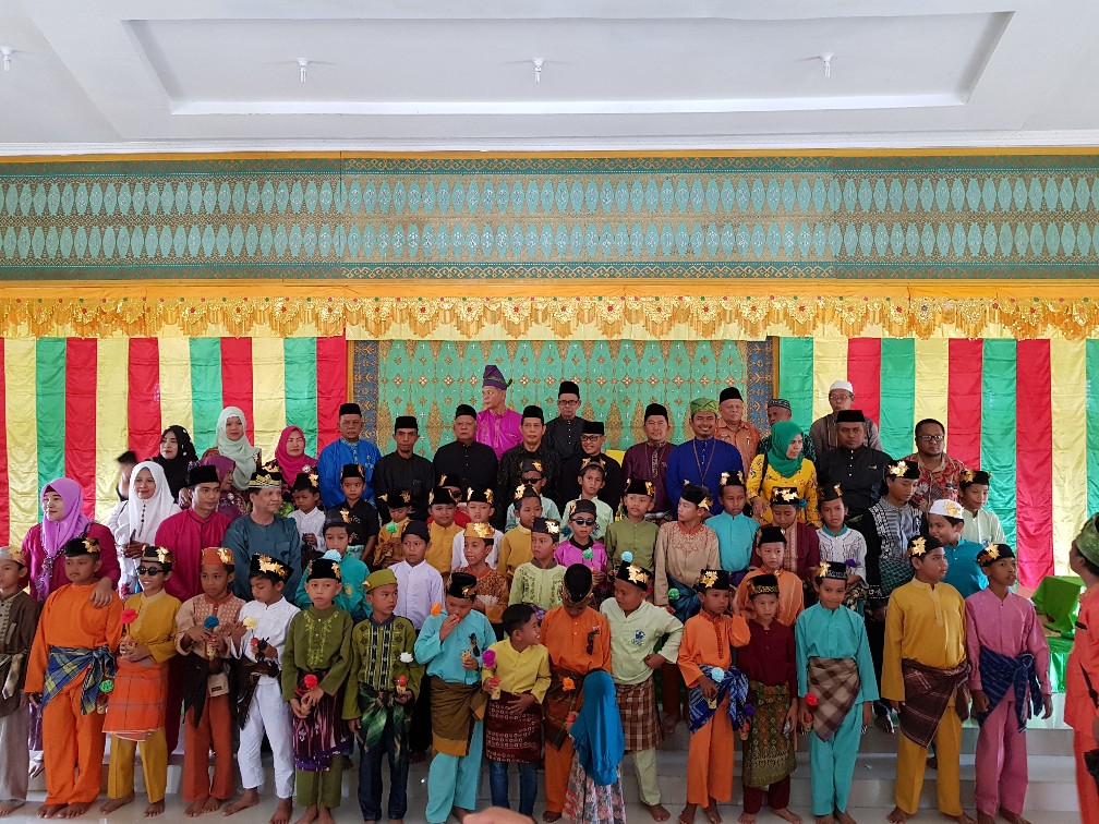 Puluhan anak di Pangkalan Kerinci, Kabupaten Pelalawan antusias mengikuti Sunatan Massal yang dilaksanakan Lembaga Adat Melayu Riau (LAMR) Pelalawan bersama Community Development (CD) PT RAPP
