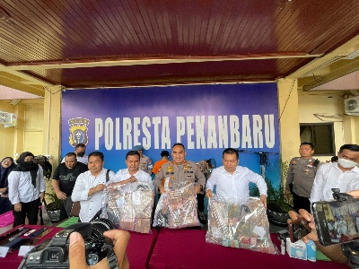 Kapolresta Pekanbaru, Kombes Pol Pria Budi saat ekspos penangkapan bandar narkoba (foto/Bayu)