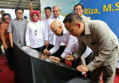 Direktur Utama PTPN V Jatmiko Krisna Santosa bersama Kepala BPPT Hammam Riza menandatangani prasasti peresmian PLTBg Terantam PTPN V.