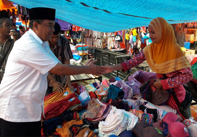 Calon Wakil Gubernur Riau Edy Natar blusukan di Pasar Teratak Buluh.