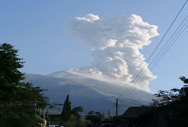 Gunung Merapi Semburkan Awan Panas Setinggi 3.000 meter. Foto: Kumparan
