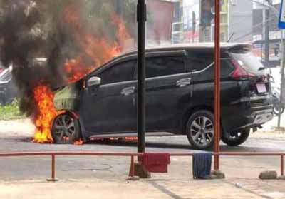 Xpander terbakar di Pekanbaru.