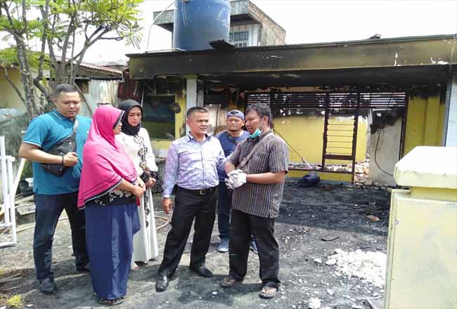 Anggota DPRD Pekanbaru dari Fraksi PAN meninjau lokasi bekas kebakaran di Senapelan.