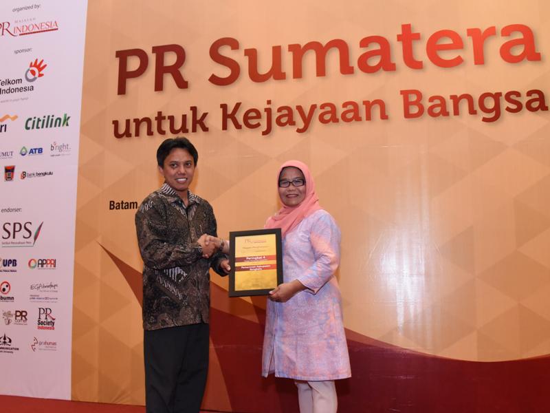 Bupati Bengkalis diwakili Plt Asisten Tata Praja Hj Umi Kalsum terima penghargaan Anugerah The 1st PR Indonesia Media Relations Awards & Summit 2016 di Hotel Harris   Batam, Kamis (26/5/2016). Humas