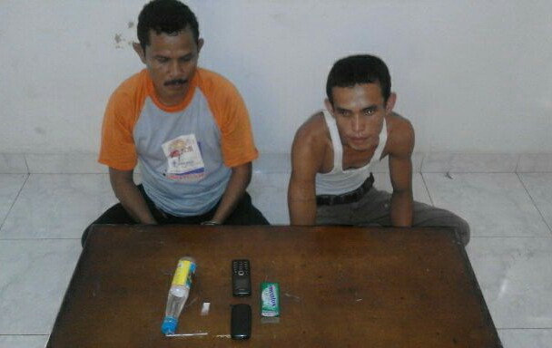 Dua tersangka penjual dan pembeli sabu warga Mandau, ketika diinterogasi Polisi 