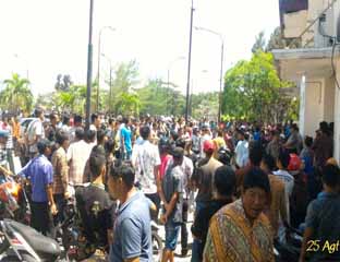 Ribuan massa berkumpul di RSUD Selatpanjang menyusul kabar meninggalnya Adi di tahanan.