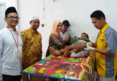 Sunatan massal untuk anak-anak di Toko Alfamart Kota Bangkinang, Kabupaten Kampar dan Rumah Sakit Syafira Kota Pekanbaru kerjasama Alfamart dan LazisNU.