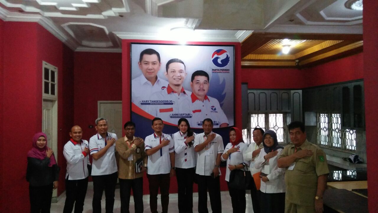 KPU Riau dan pengurus DPW Perindo Riau foto bersama