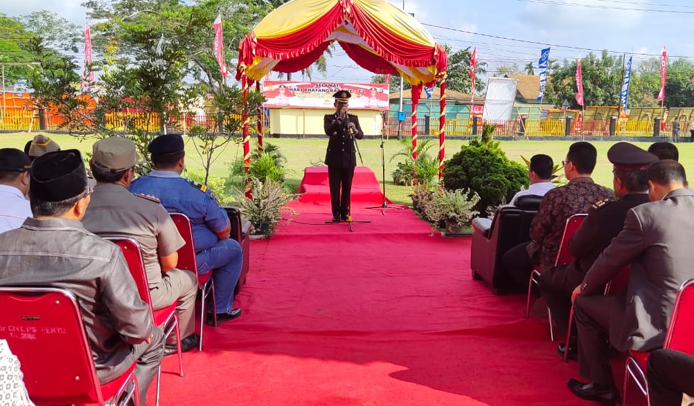  Polres Inhu menggelar upacara HUT Bhayangkara ke - 73 tahun 2019 di halaman Mapolsek Pasir Penyu.
