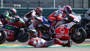 Jorge Lorenzo mengalami kecelakaan di tikungan pertama MotoGP Aragon 2018. (FOTO: REUTERS/Heino Kalis