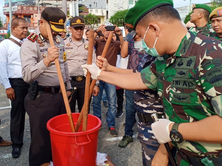  Kapolres Dumai AKBP Restika P Nainggolan SIK memusnahkan barang bukti sabu - sabu di Mapolres Dumai baru-baru ini. FOTO:  Bambang