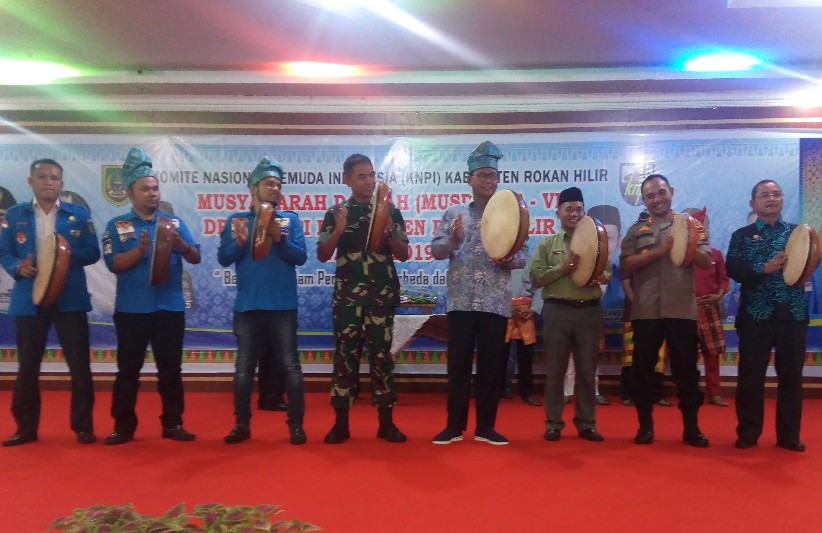 Bupati Suyatno didampingi Kapolres, Dandim, sekda dan pengurus KNPI Propinsi riau memukul beduk pertanda dibukanya Musda VI KNPI Rohil.