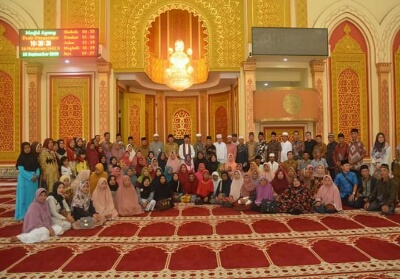 Bupati Sukiman berfoto bersama Bupati Solok Selatan H Muzni Zakaria beserta rombongan yang mengunjungi Masjid Agung Islami Centre.